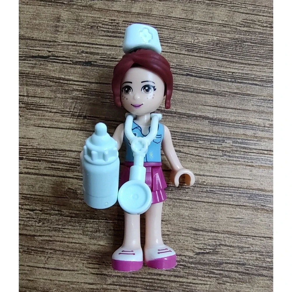 LEGO Friends MIA Azure Top Cross Logo Nurse Hat Stethoscope Bottle Vet Kit 10728